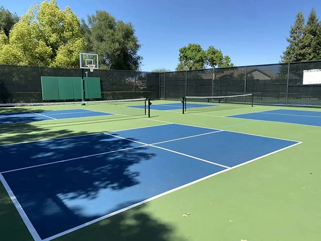 Sơn lại 1 lớp sàn cũ pickleball trường học Paveflor 